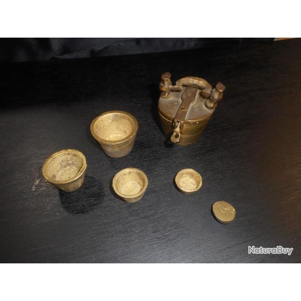 POIDS D'APOTHICAIRE / PHARMACIEN EN BRONZE COMPOSE DE 6 �L�MENTS, 497 GRAMMES, POUR VITRINE