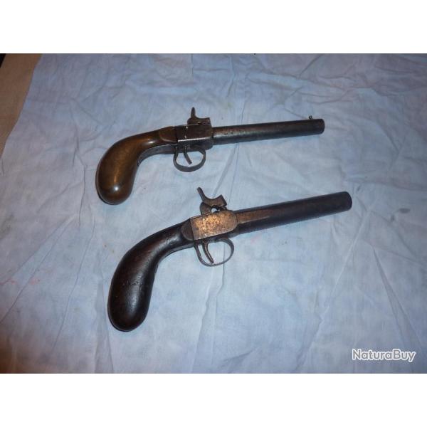 2 pistolets � coffre milieu 19 �me , � percussion, calibre 11 mm ( avec fixation de crosse m�tal )