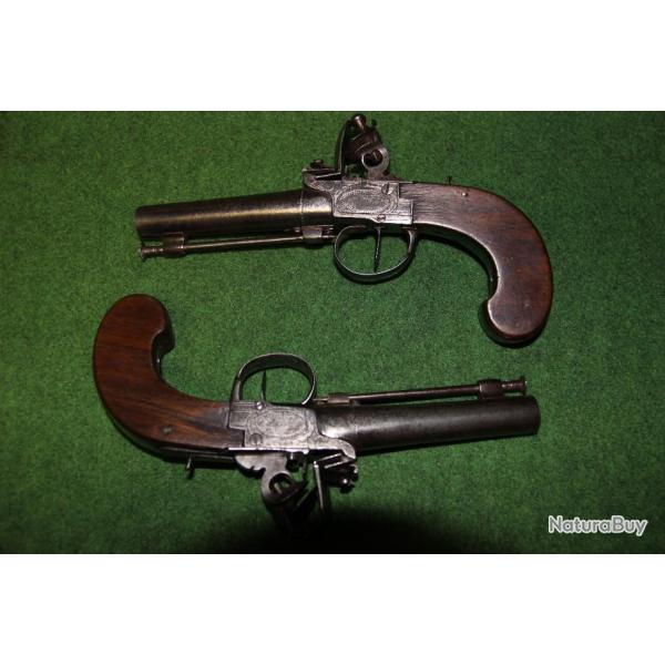 PAIRE  DE  DE  PISTOLETS  A  COFFRES   ET  A  SILEX   18 EME