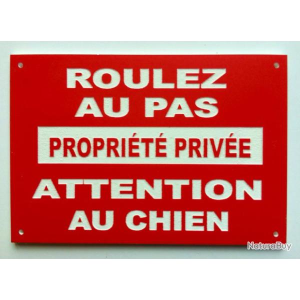 Panneau "ROULEZ AU PAS PROPRI�T� PRIV�E ATTENTION AU CHIEN" format 200 x 300 mm fond ROUGE