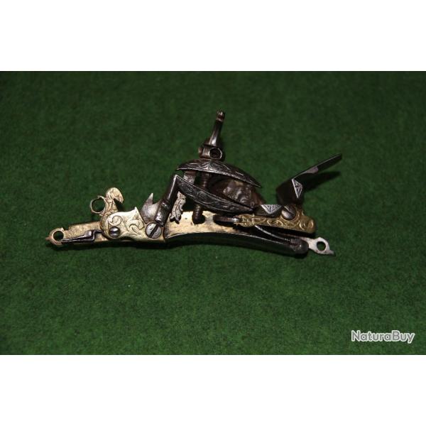 RARE  PLATINE  DE  FUSIL   A  SILEX  MILIEU  18  EME