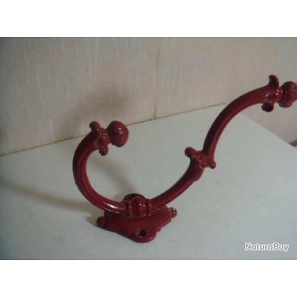 ancien porte manteaux en fer forg� couleur bordeaux longueur 18 cm