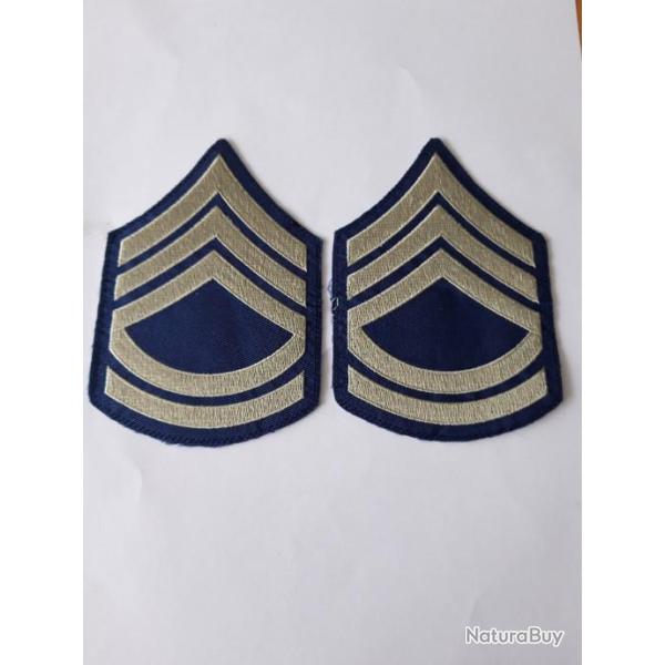 PAIRE D'INSIGNES EN TISSU DE TECHNICAL SERGEANT,CHEVRONS BEIGE,FOND BLEU MARINE.