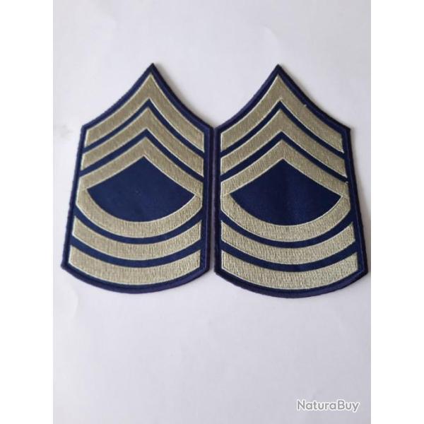 PAIRE D'INSIGNES EN TISSU DE MASTER SERGEANT,CHEVRONS BEIGE,FOND BLEU MARINE