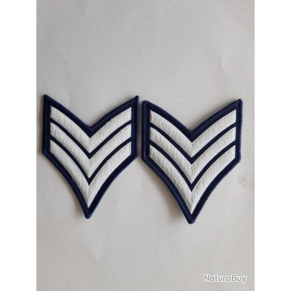 PAIRE D'INSIGNES EN TISSU DE SERGEANT,CHEVRONS BLANCS,FOND BLEU MARINE