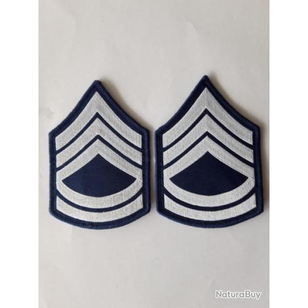 PAIRE D'INSIGNES EN TISSU DE TECHNICAL SERGEANT,CHEVRONS BLANCS,FOND BLEU MARINE.