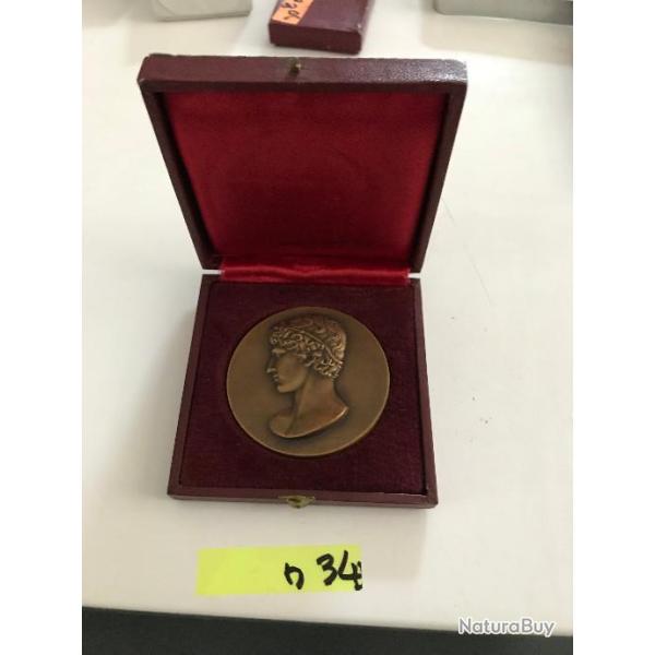 medaille jeunesse et sport offert par le ministere, dans sa boite