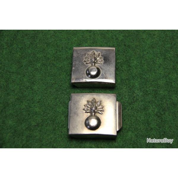 deux  boucles  de  ceinturon  de  gendarmerie