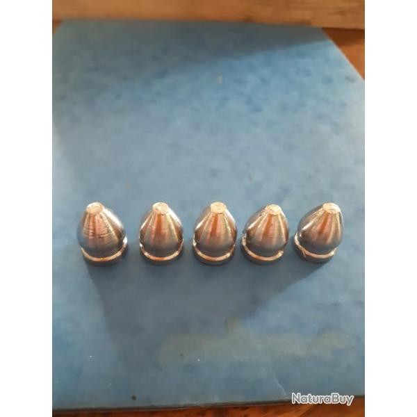 Balle calibre 18mm reglementaire.