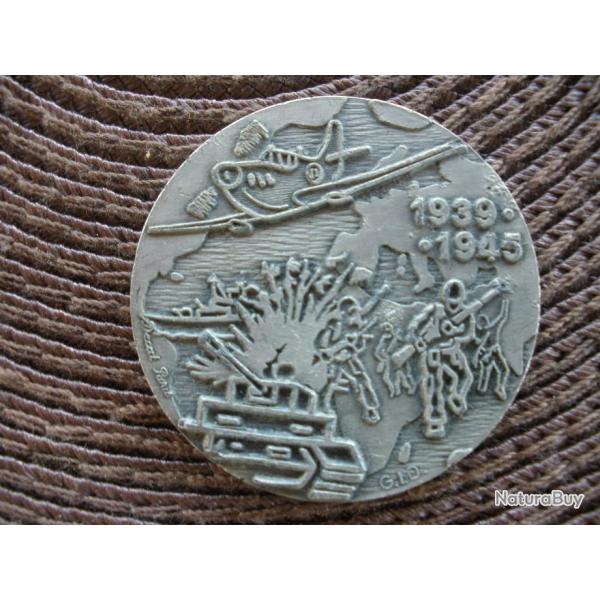 MEDAILLE CHAR AVION MARQUAGE 1939 1945/ POUR MOI MEDAILLE RECENTE STYLE COMMEMO