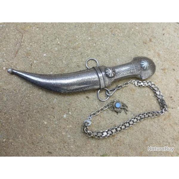 Tr�s beau couteau ancien d'orient avec chainette.
