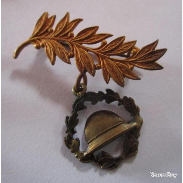 Broche palme palmette + casque adrian.Diam�tre de la couronne de lauriers 20 mm, longueur 34 mm.
