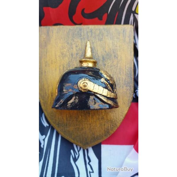 Blason artisanal  casque � pointe  ( 14 x 11 cm ) avec accroche au dos 4a.