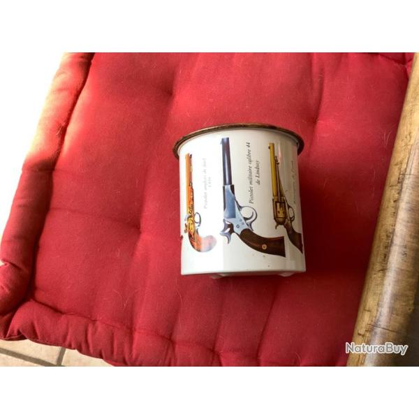 Bo�te en fer forme champignon avec d�coration vieux pistolets, pas de prix de r�serve