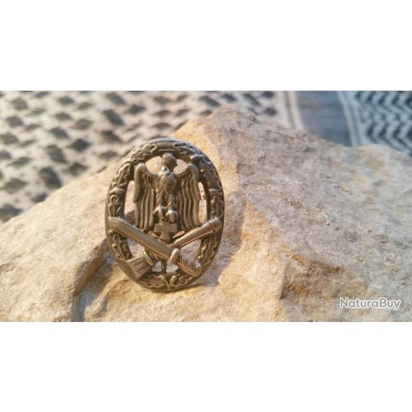 Insigne militaire  - Hauteur : 30 mm Largeur : 22 mm