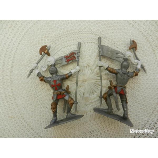 UN ancien soldat miniature mdival jouet plastique - hache et tendard