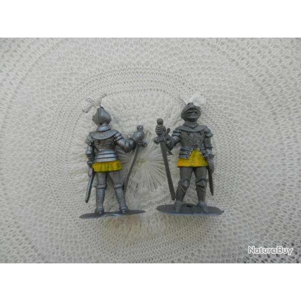 UN ancien soldat miniature mdival jouet plastique - soldat  l'heaume  plumet et  l'pe