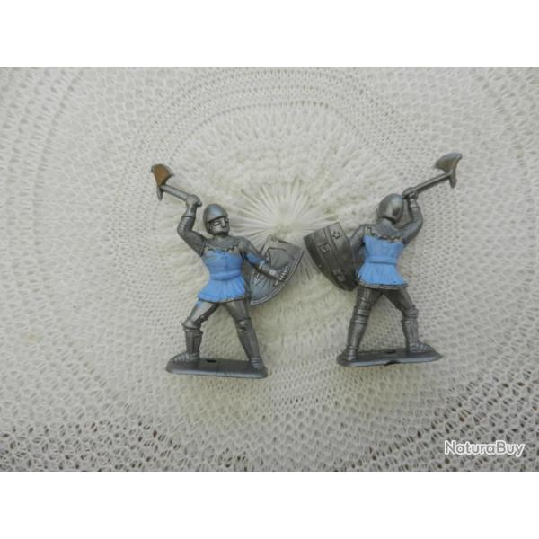 UN ancien soldat miniature mdival jouet  plastique - soldat au bouclier et  la hache