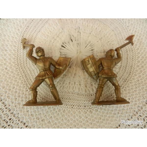 UN ancien soldat miniature mdival jouet plastique - soldat  la hache et bouclier