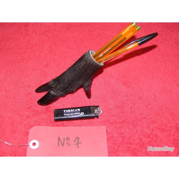 ide cadeau original , patte de sanglier en porte crayons , taxidermiste professionnel (N7)