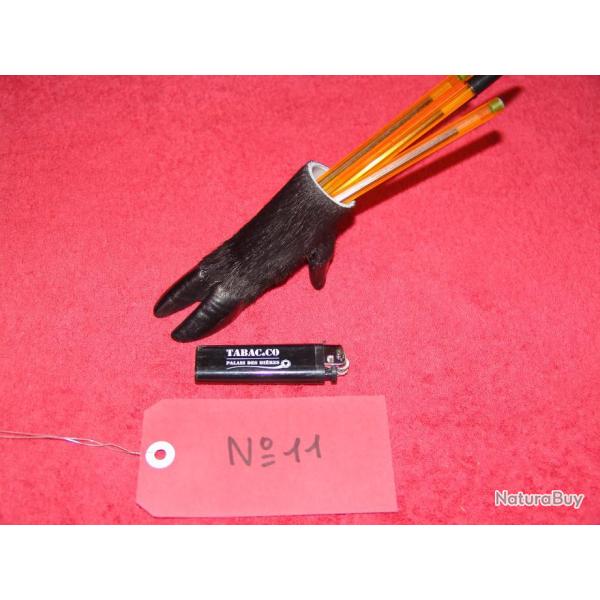 ide cadeau original , patte de sanglier en porte crayons , taxidermiste professionnel (N11)