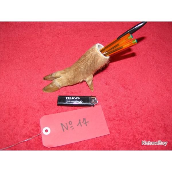 id�e cadeau original , patte de sanglier en porte crayons , taxidermiste professionnel (N�17)