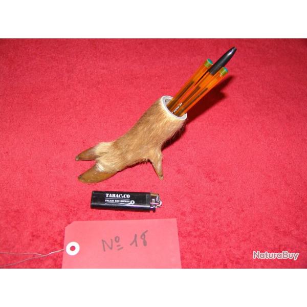 id�e cadeau original , patte de sanglier en porte crayons , taxidermiste professionnel (N�18)