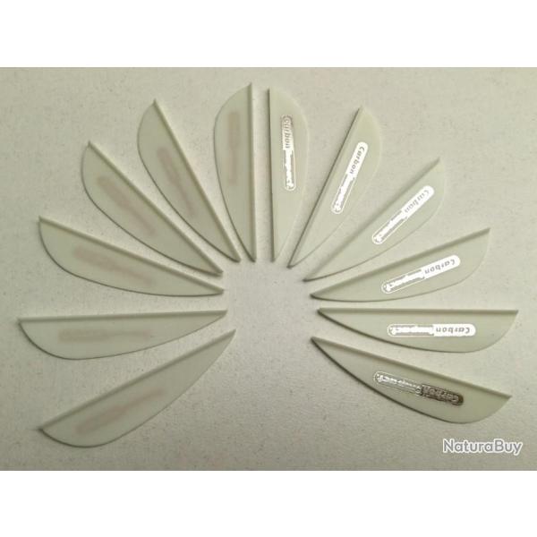 Lot de 12 Plumes Plastique (Vanes) Carbon Impact 1.8" Blanche