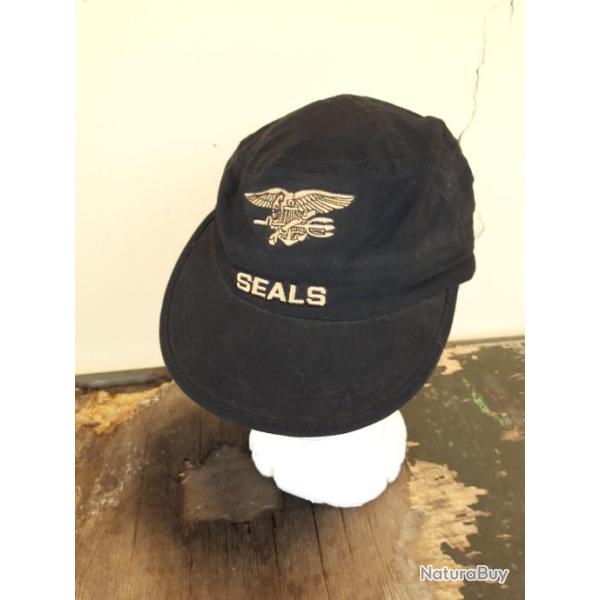 CASQUETTE NOIRE "SEALS"