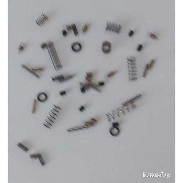 Lot de 45 pices dtaches d'armurier