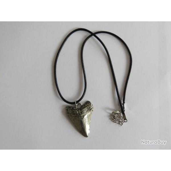 Collier pendentif avec une copie en �tain d'une dent de m�galodon