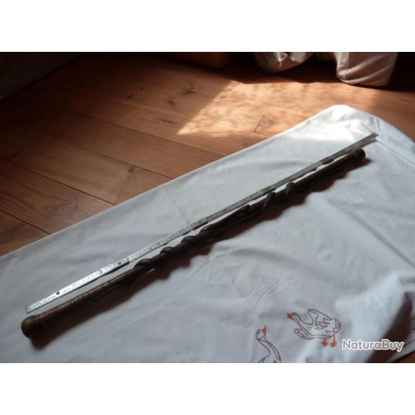 canne en bois sculpt�,de la guerre de 39-45 � d�core de deux serpents