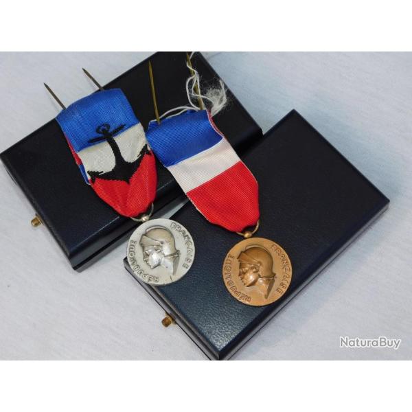 LOT 2 MEDAILLES MARINE NATIONALE - MINISTERE DE LA DEFENSE - BRONZE + ARGENT - MEME NOM + COFFRETS