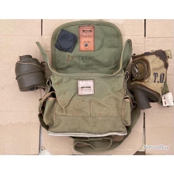 Musette masque � gaz avec accessoires. Manque flexible caoutchouc et petits bo�tes cylindriques.
