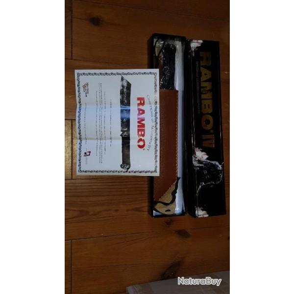 Un lot de r�pliques  Rambo: un couteau de survie, une machette et un poignard Rambo 4