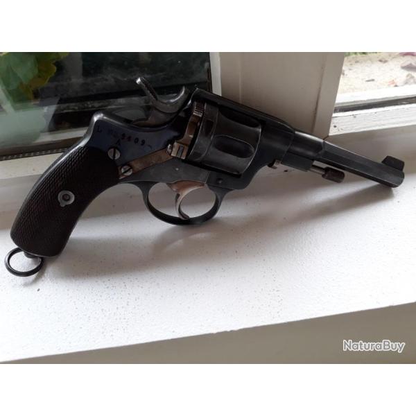 Vends r�volver Su�dois HUSQVARNA 1887. Cat�gorie D2.