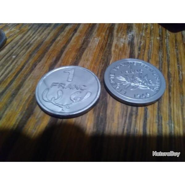 Monnaie scolaire 1 franc 2 mod�les diff�rentsAnn�e 1960