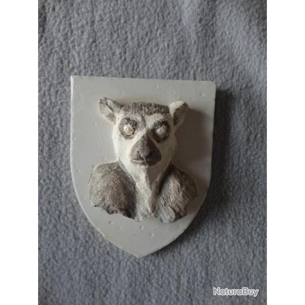 Blason t�te de L�murien patine pierre