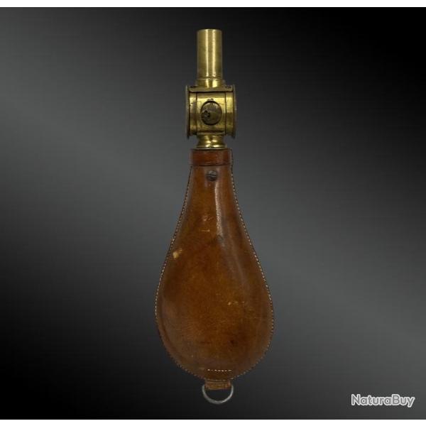 Poire � Poudre, En Cuir Et Laiton, avec anneau. XIX�me