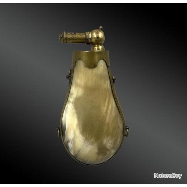 Poire � Poudre, En Corne Claire Et Laiton � Bec Basculant. XIX�me