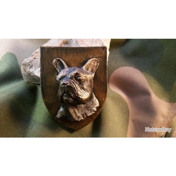 Blason patine bronze ou blanc cass�  repr�sentant un Bouledogue Fran�ais