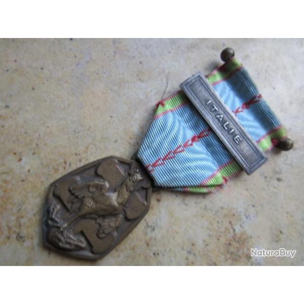 m�daille comm�morative lib�ration 1939 1945 peu courante  campagne  Italie +rappel uniforme simple