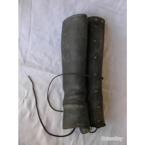 WW2/POSTWAR FRANCE UNE GUTRE EN CUIR NOIR AVEC LACET TYPE OFFICIER