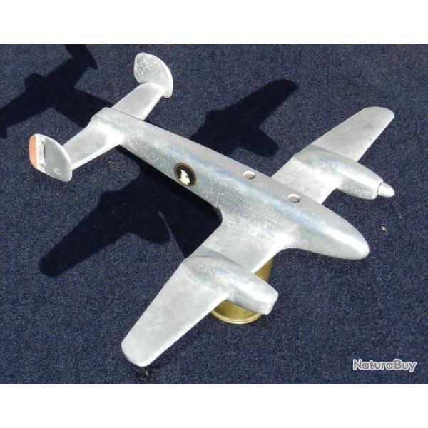 TRES BEAU MODELE AVION FRANCE 1940 + INSIGNE ESCADRILLE .. artisanal .... � voir ............