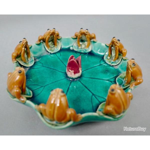 Centre De Table Aux 8 Grenouilles En Barbotine