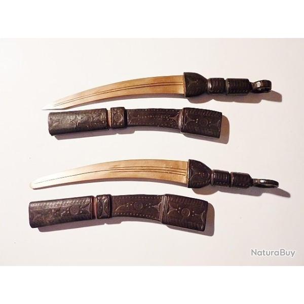 PAIRE DE POIGNARDS ETHNIQUES AFRICAINS - MANCHES ET FOURREAUX CUIR