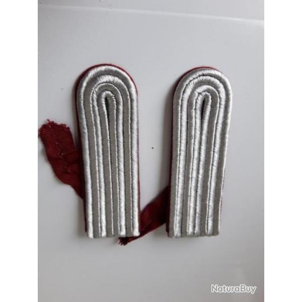 PAIRE DE PATTES D EPAULE D OFFICIER DE LA  NVA,LISER� ROUGE CARMIN