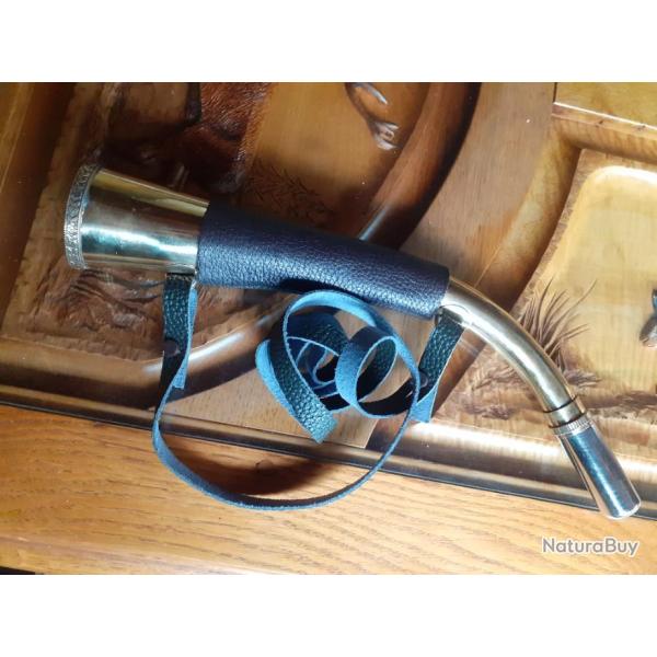 Tr�s belle TROMPE / CORNE  37cm.  Poign�e gain�e cuir perl�    MILLIENS...Avec bretelle ..