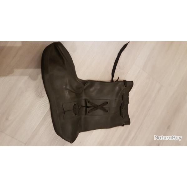 botte et chaussure sur botte en caoutchouc de type militaire tenue attaque chimique