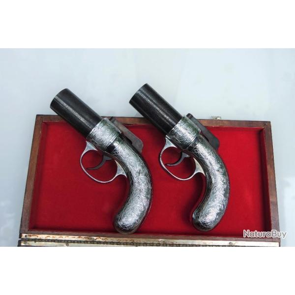 2 Pistolets poivri�re de marque ASTRA  �  poudre noire XX�me .. (fonctionnel )